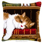 Coussin chat dormat sur étagère