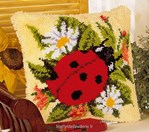 Coussin point noué Coccinelle et pâquerettes