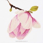 MAGNOLIA BUD sur toile Aida 5.4