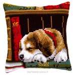 Coussin chien dormant sur étagère