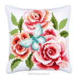 Coussin roses et papillon bleu