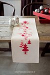 Chemin de table sapins rouges