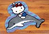 Tapis point noué hello kitty sur son dauphin