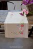 Chemin de table fleurs roses avec papillons